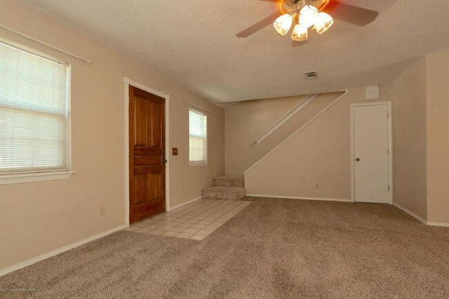 Building Photo - 2 bed, 2.5 bath townhome