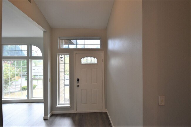 Building Photo - 3700 Arbor Dr SE