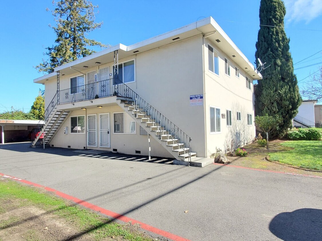 Foto principal - Downstairs Apartment in Great Sunnyvale Location, Renovated Inside, Fresh Paint, New Floors!