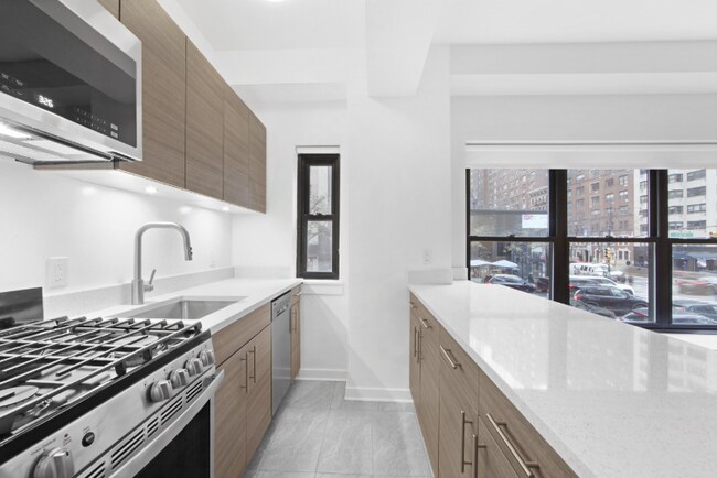 Building Photo - 245 E 57th St