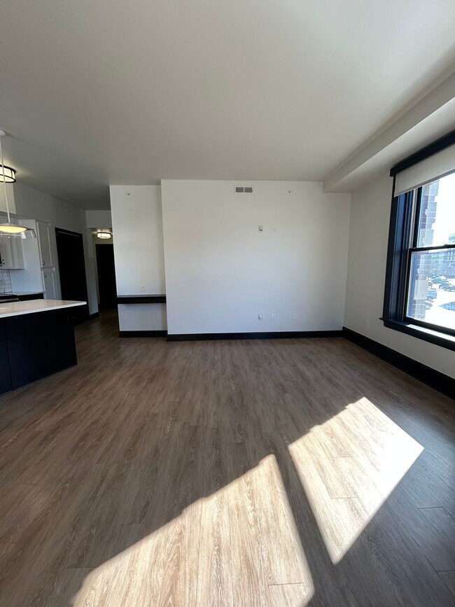 Foto del edificio - Luxury Downtown Living | Spacious 1-Bedroom 1-Bathroom Loft