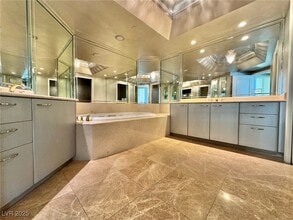 Building Photo - 2857 Paradise Rd Building Photo - 2857 Paradise Rd