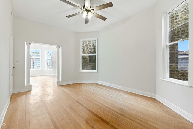 Building Photo - 909 W Addison St