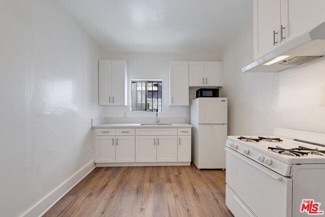 Building Photo - 220 E Vernon Ave