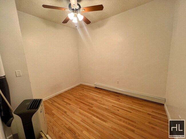 Building Photo - Massive 3.5BR 1BA 1300sft Top Floor Conver...
