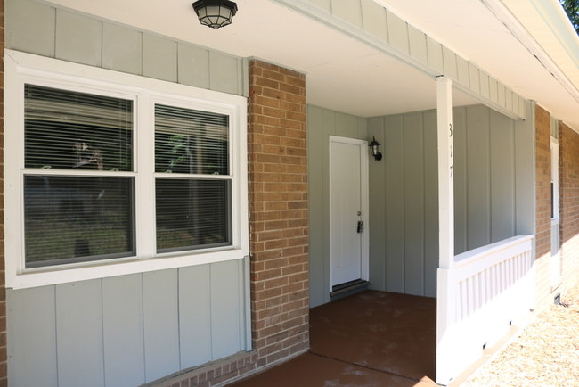 Building Photo - Adorable, Newly Updated Ranch