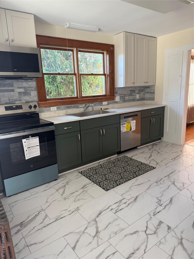 Foto del edificio - 242 Deep Hole Rd