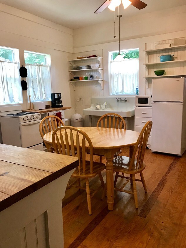 Carnegie 2 Kitchen - 705 Carnegie St