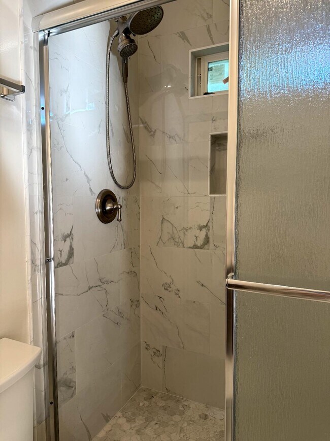 Foto del edificio - 7429 Hesperia Ave