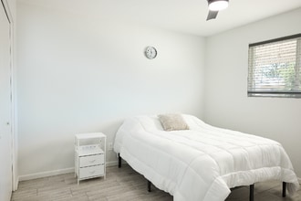 Building Photo - 3011 Pine Tree Dr