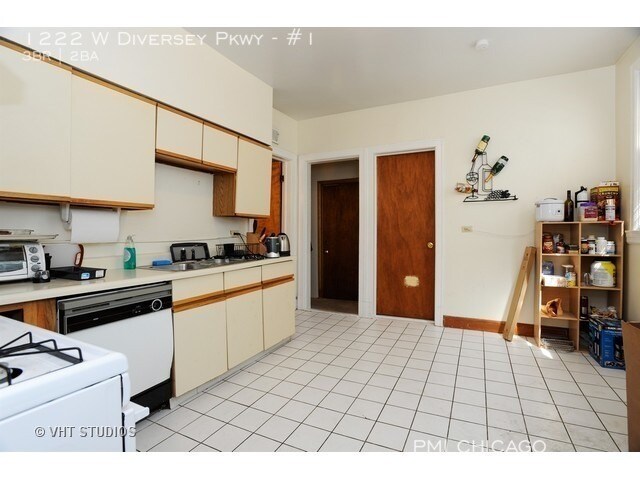 Primary Photo - LOVELY unit hardwood, updated kitchen, gra...