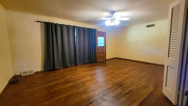 Building Photo - Three bedroom, Den, With fenced yard!