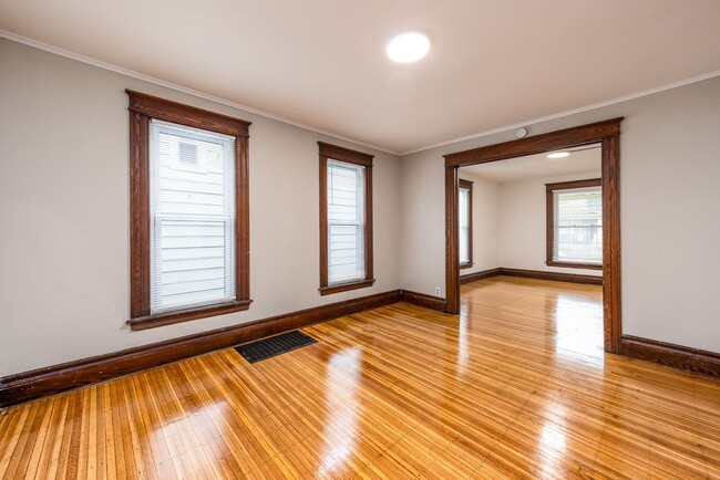 Building Photo - Park Ave 5 Bed 2 Bath Off Street Parking F...