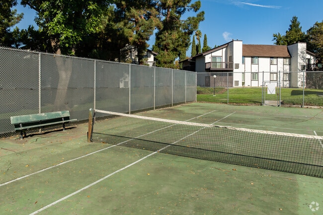 Cancha de tenis en el lugar - Country Club Apartments