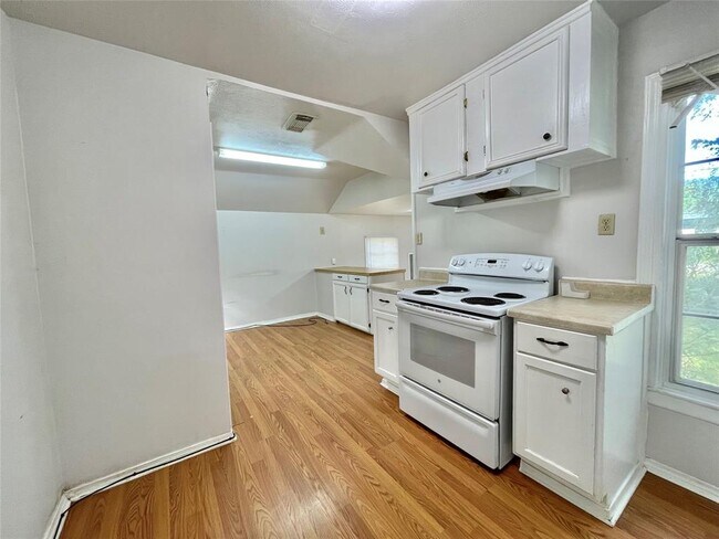 Building Photo - 1622 W 8th St