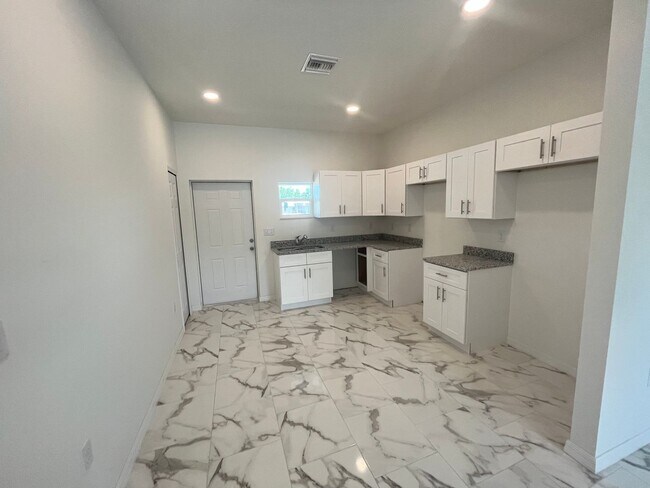 Foto del edificio - LOCATION LOCATION LOCATION-BRAND NEW 2 BED...