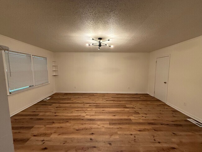 Building Photo - 3 bed 2 bath in the heart of the city