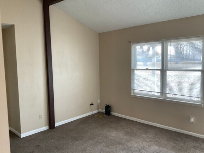 Building Photo - 609 S Mt Carmel Rd
