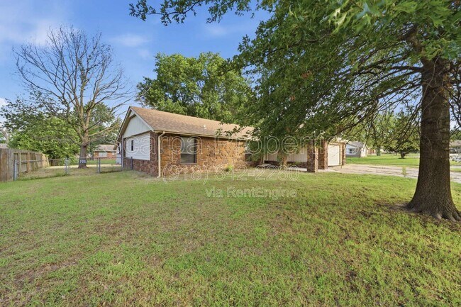 Building Photo - 11648 N 104th E Ave