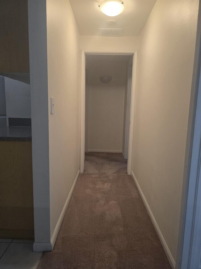 Foto del edificio - 7970 N Nob Hill Rd