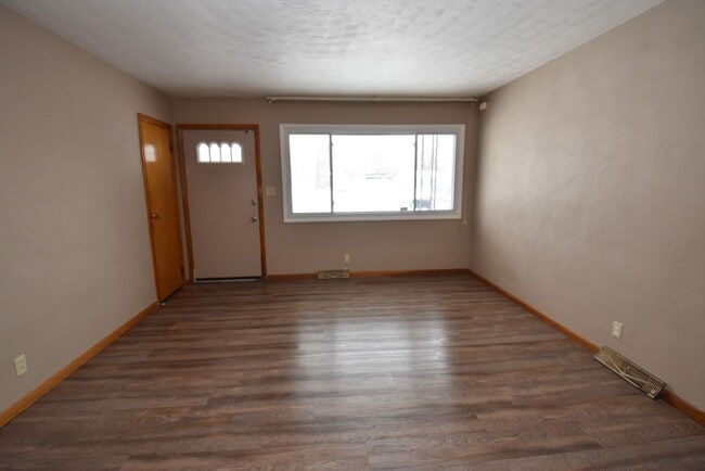 Building Photo - Mishawaka 3 bed 1 1/2 bath by Marion Highs...