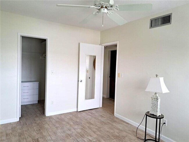 Foto del edificio - 2455 NE 51st St