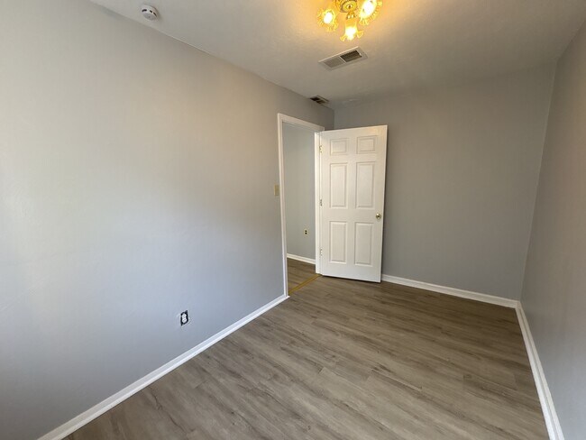 Foto del edificio - 1450 Fleming Ave