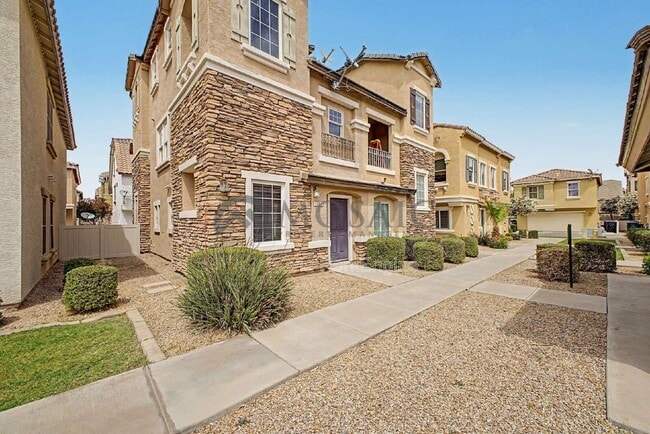 Building Photo - 1384 S Sabino Dr