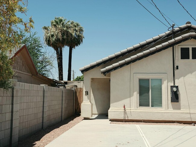 Building Photo - 546 S 15th Ave
