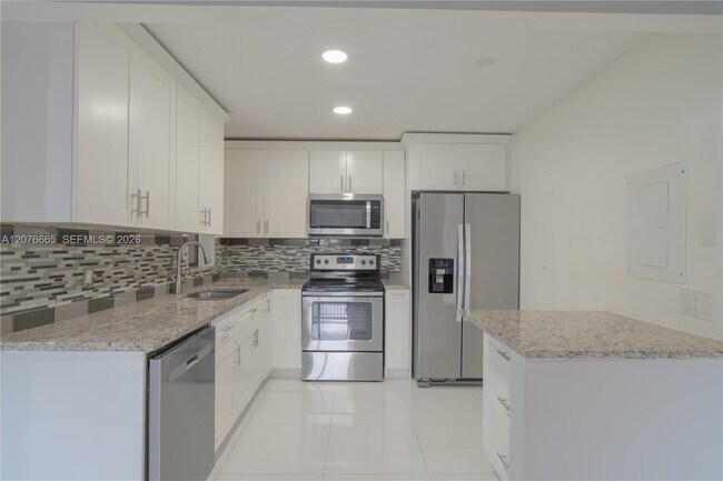 Foto del edificio - 3745 Cocoplum Cir