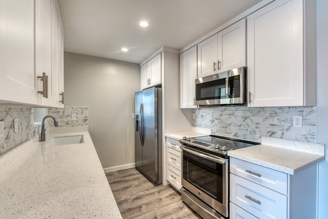Building Photo - Gorgeous 2 bedroom, 2 bathroom in the Hear...