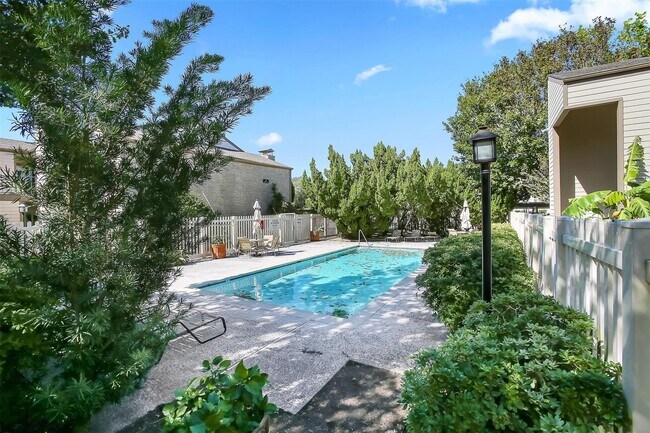 Foto del edificio - 7134 N Holiday Dr