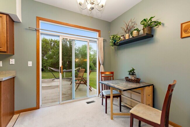 Foto del edificio - 1661 Cameron Dr