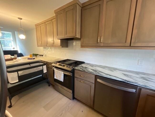 Foto del edificio - Welcome to this updated townhome in Northe...