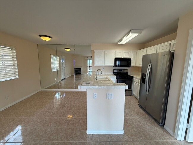 Building Photo - Beautiful Condo Located in the Heart Of Ca...