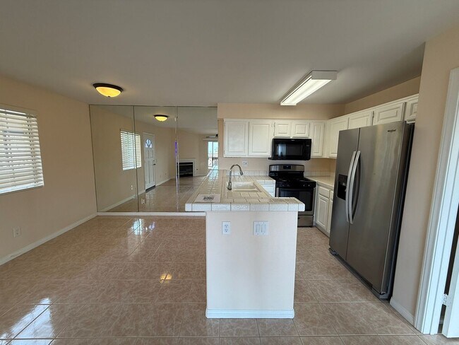 Foto del edificio - Beautiful Condo Located in the Heart Of Ca...