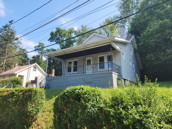 Foto del edificio - 4 BR home with first-floor living, new roof, and a private-feeling backyard in Lincoln Place