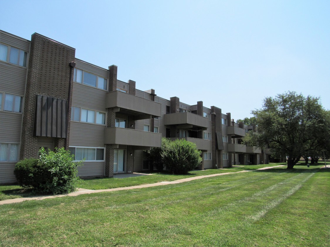 Lloyd Place Apartments in Bellevue, NE