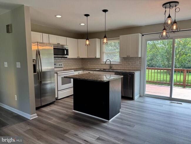 Building Photo - 5077 Macnamara Dr