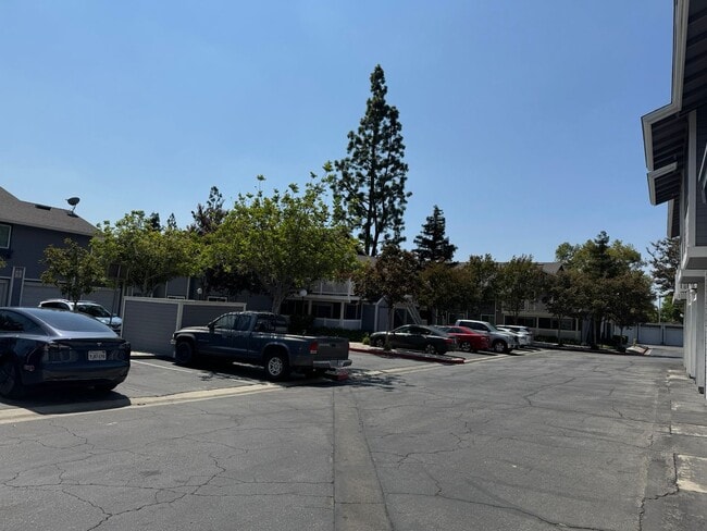 Foto del edificio - Lovely 2 Bedroom Condo in Azusa