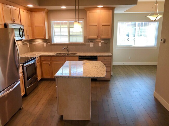 Building Photo - Spacious Condo with Fireplace in Southeast...