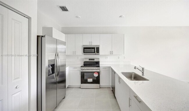 Foto del edificio - 2796 SE 26th Ave