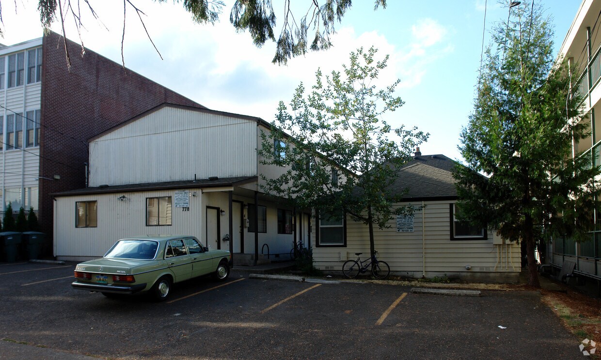 Building Photo - 774-778 E 15th Aly