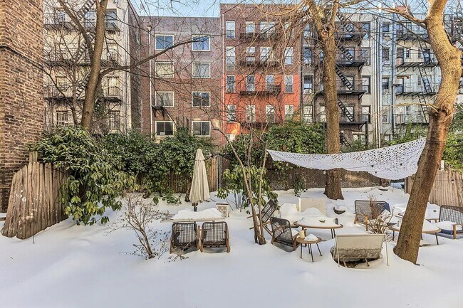 Foto del edificio - 166 E 7th St