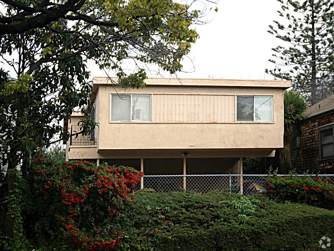 Building Photo - 1933 Stuart St