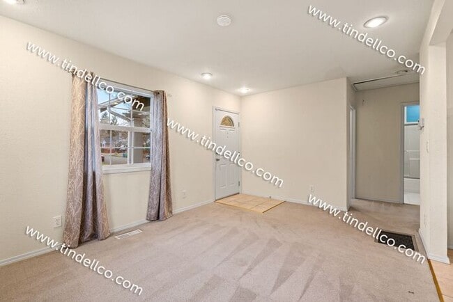 Building Photo - Darling 2 Bedroom North Tabor Home With Of...