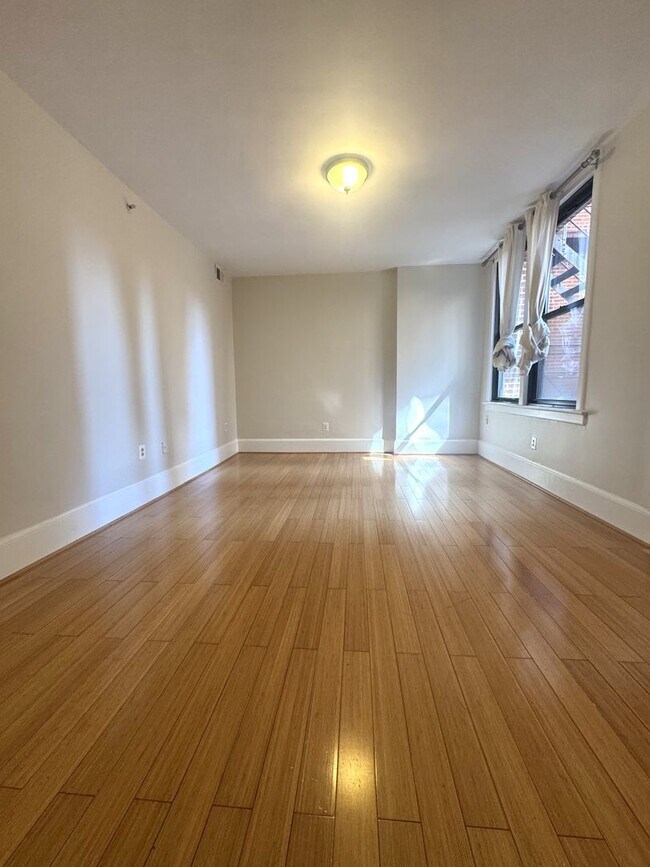 Foto del edificio - Centrally Located 1BR/1BA Apartment in Adams Morgan – Bright, Modern & Walkable!