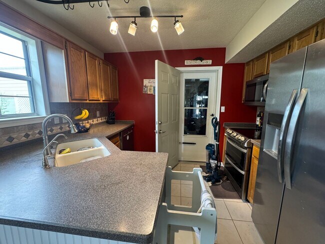Foto del edificio - Spacious Three Bedroom Home