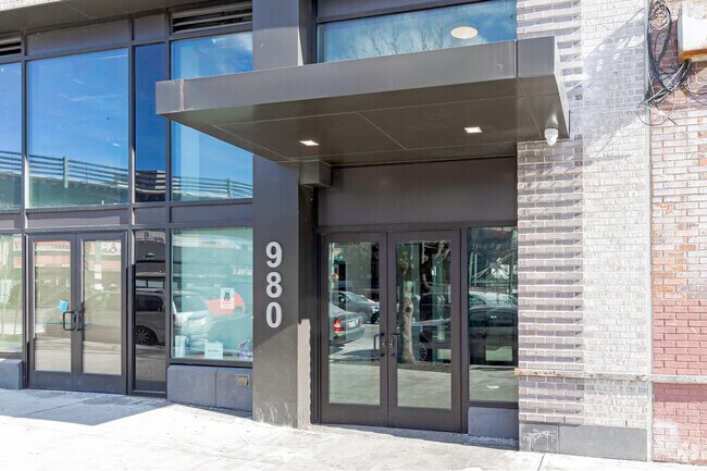 Entrada - 980 Westchester Ave