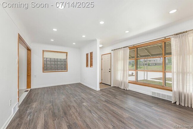 Foto del edificio - 5239 E Thirteen Mile Rd